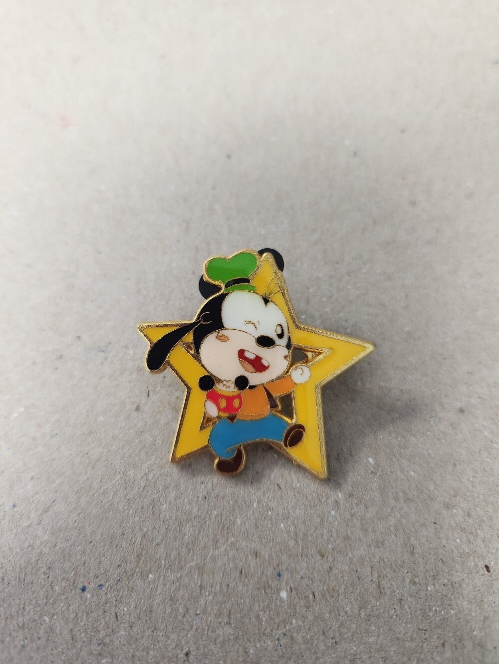 Disney Goofy Star Pin